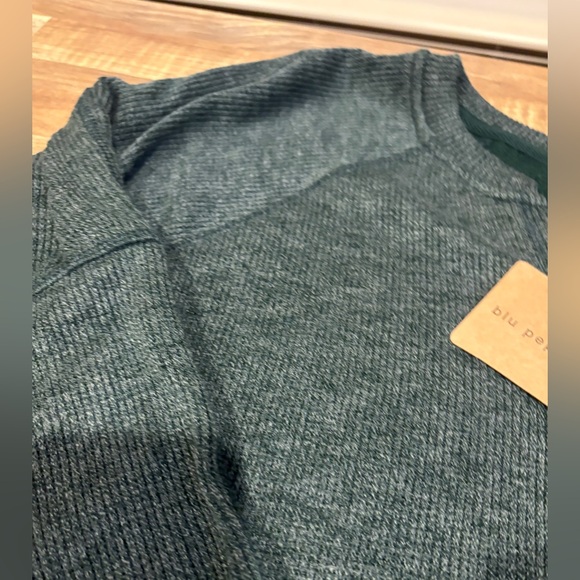 NWT Blu Pepper Split Neck Raglan Top - Picture 14 of 16